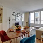 Champ De Mars & Eiffel Tower -1Br - Paris Vacation Rentals